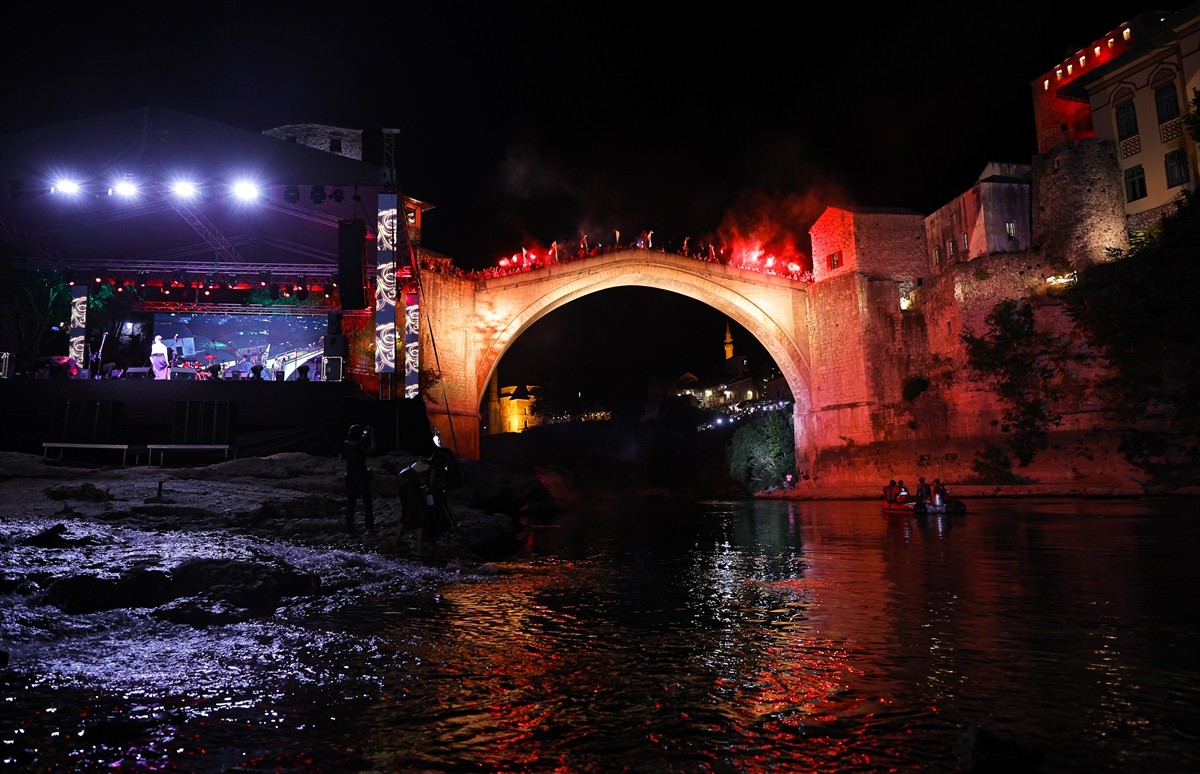 Bosna Hersek'teki Mostar Köprüsü'nün yeniden inşa edilmesinin 20'nci yılı dolayısıyla köprünün...