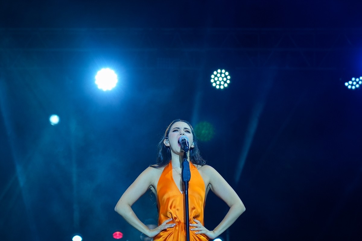 Caz, blues, pop, funk ve elektronik müziği modern tınılarla buluşturan piyanist, besteci, söz...