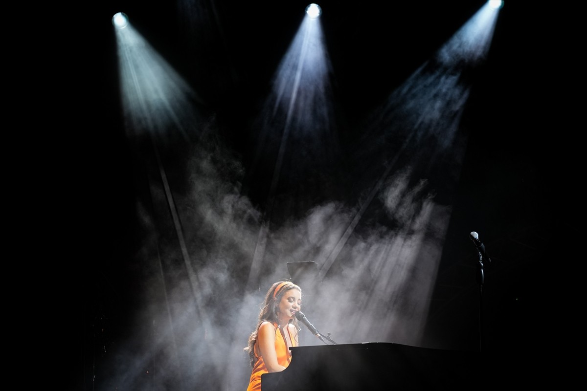 Caz, blues, pop, funk ve elektronik müziği modern tınılarla buluşturan piyanist, besteci, söz...