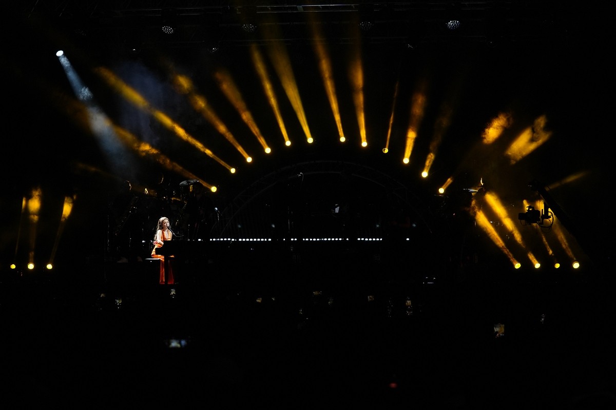 Caz, blues, pop, funk ve elektronik müziği modern tınılarla buluşturan piyanist, besteci, söz...