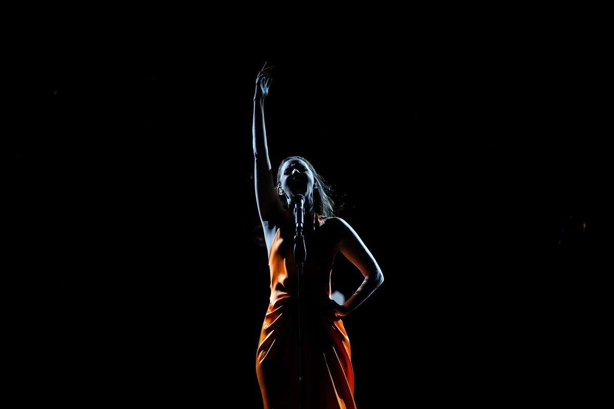 Caz, blues, pop, funk ve elektronik müziği modern tınılarla buluşturan piyanist, besteci, söz...