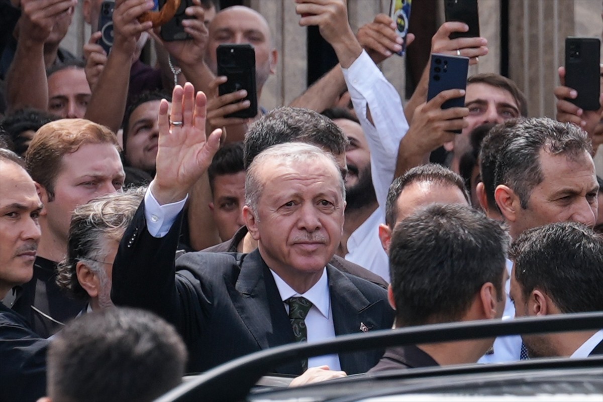 Cumhurbaşkanı Recep Tayyip Erdoğan, cuma namazını Taksim Camisi'nde kıldı. Erdoğan, cuma namazı...