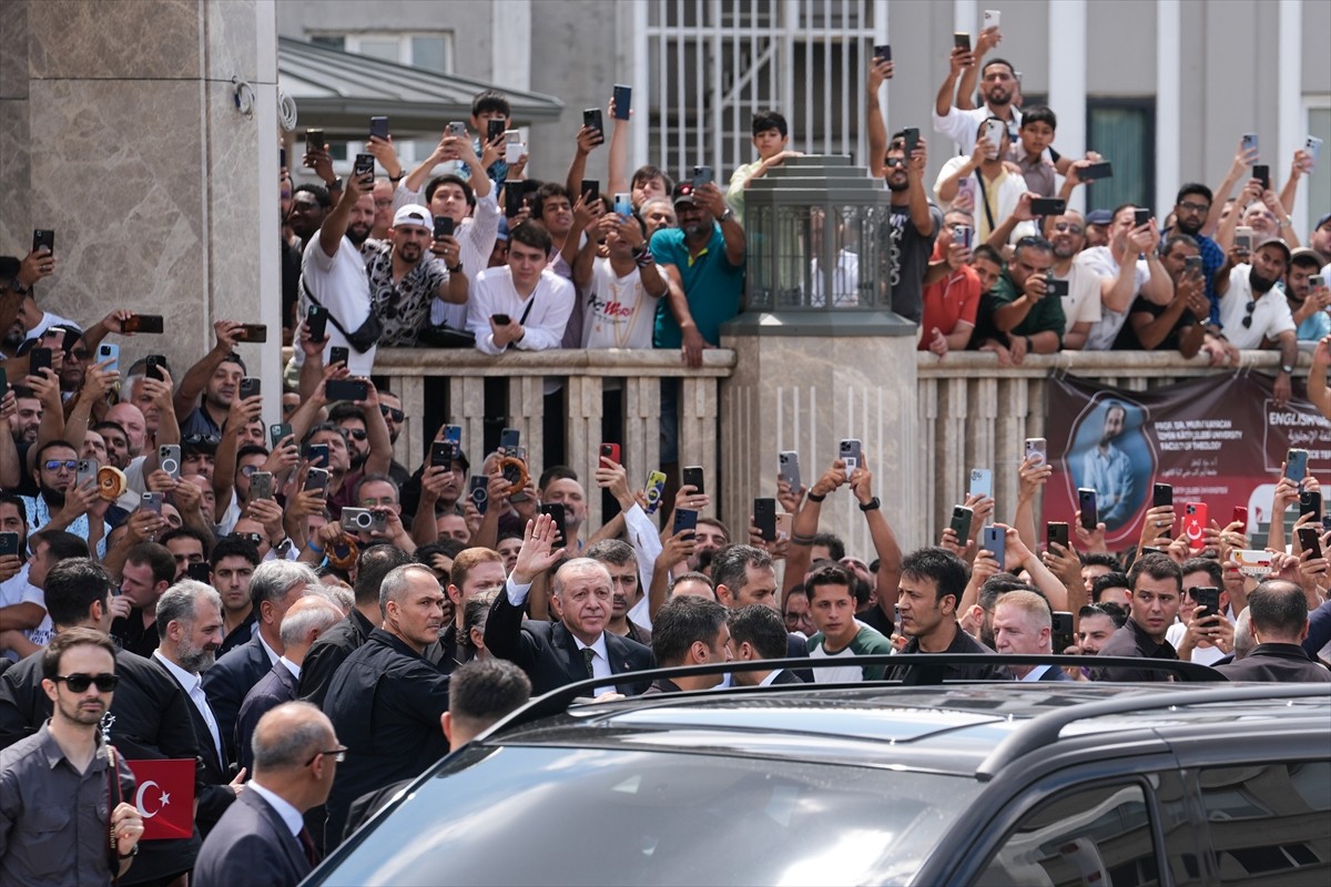 Cumhurbaşkanı Recep Tayyip Erdoğan, cuma namazını Taksim Camisi'nde kıldı. Erdoğan, cuma namazı...
