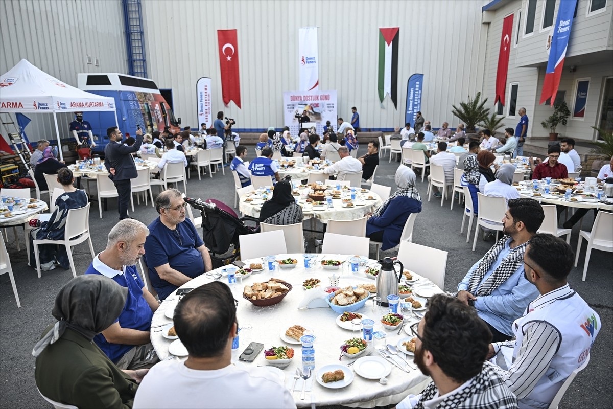Deniz Feneri Derneği üyeleri, 30 Temmuz Dünya Dostluk Günü kapsamında, Türkiye'de eğitim gören...