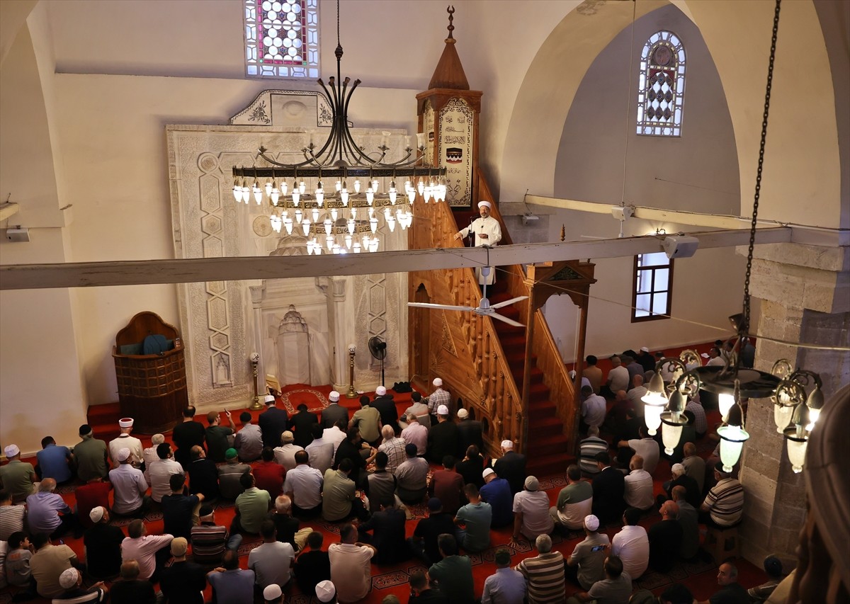 Diyanet İşleri Başkanı Ali Erbaş, Sinop Alaaddin Camisi'nde "cennet vesilemiz, aile büyüklerimiz"...