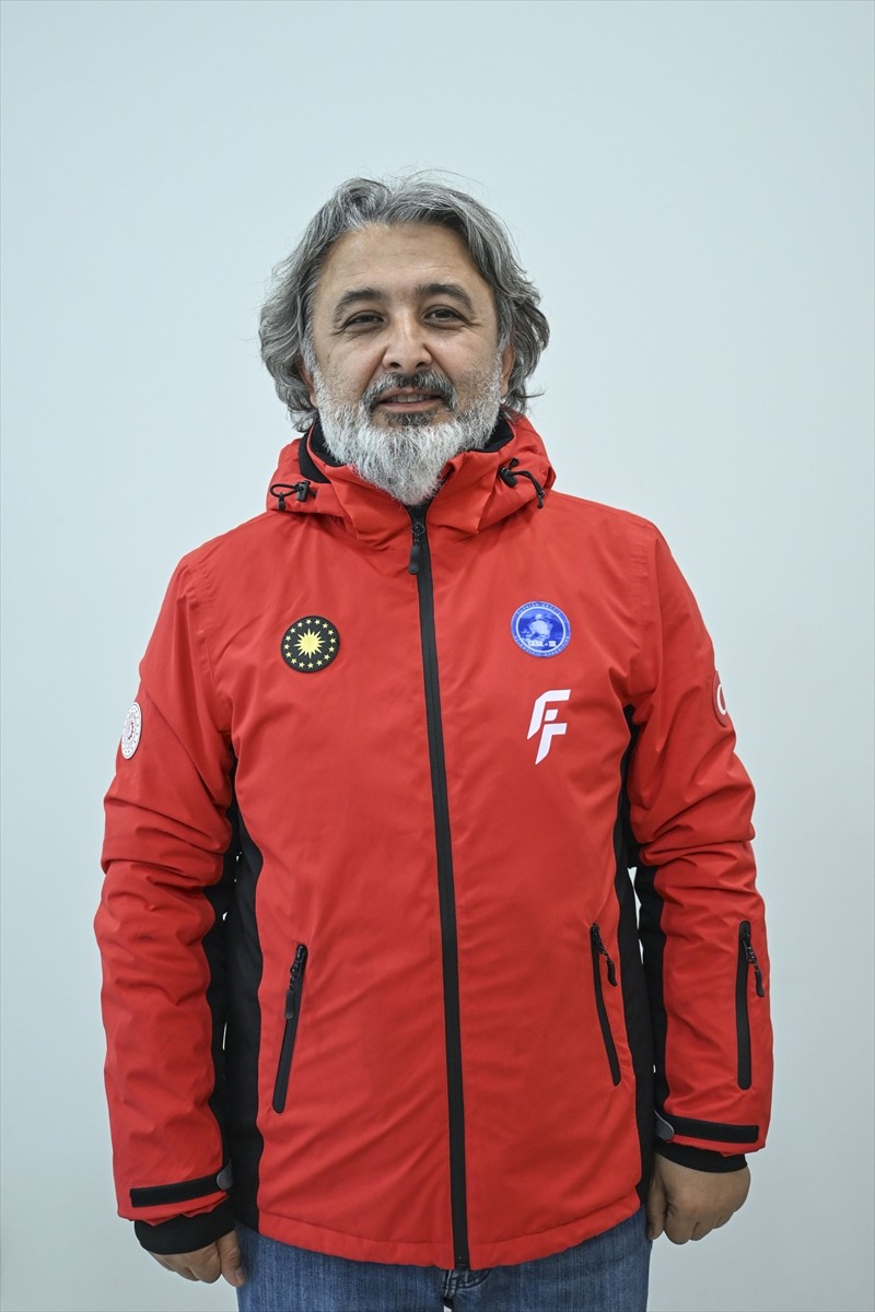 Dördüncü Ulusal Arktik Bilimsel Araştırma Seferi'ni gerçekleştiren, aralarında yabancı bilim...