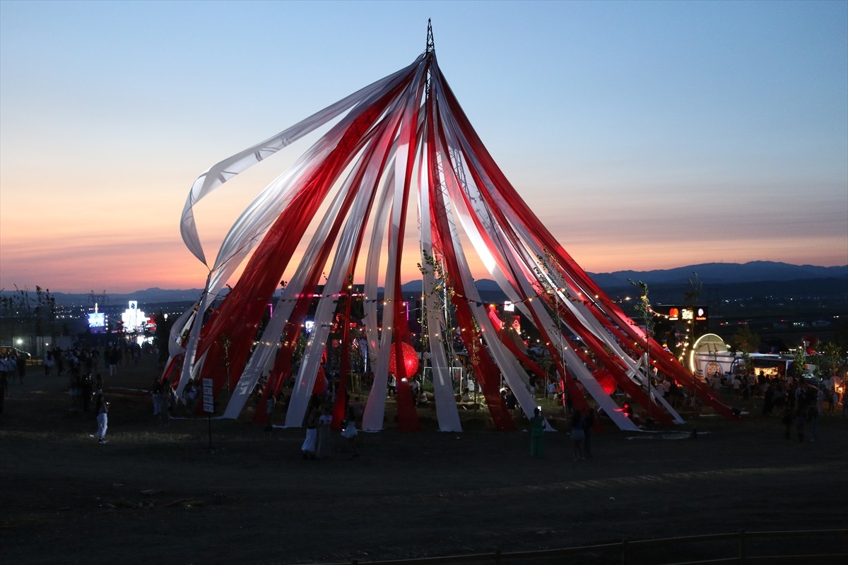 Dünyaca ünlü Kosova asıllı İngiliz şarkıcı Dua Lipa ve babası tarafından Kosova’nın başkenti...