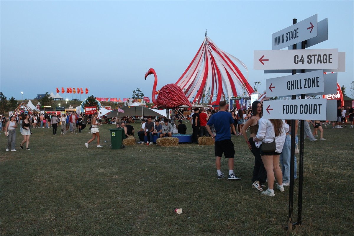 Dünyaca ünlü Kosova asıllı İngiliz şarkıcı Dua Lipa ve babası tarafından Kosova’nın başkenti...