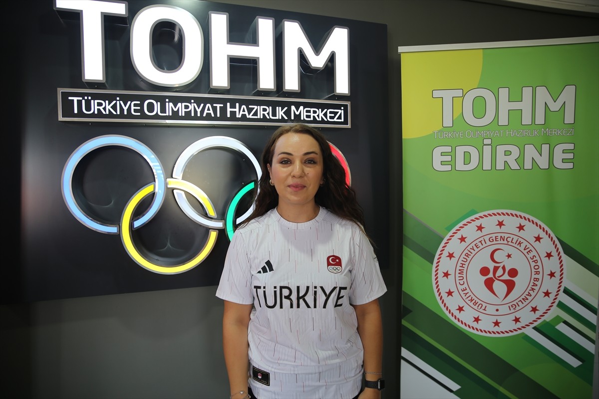 Edirne Türkiye Olimpiyat Hazırlık Merkezi'nde görevli antrenör ve sağlık ekip çalışanları, Paris...
