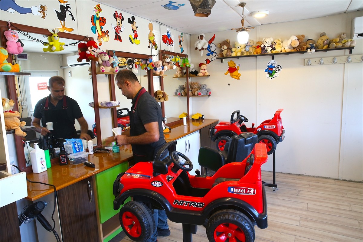 Hatay'daki dükkanı depremde yıkılan çocuk berberi Fikret Demirkol, devlet desteğiyle kavuştuğu...