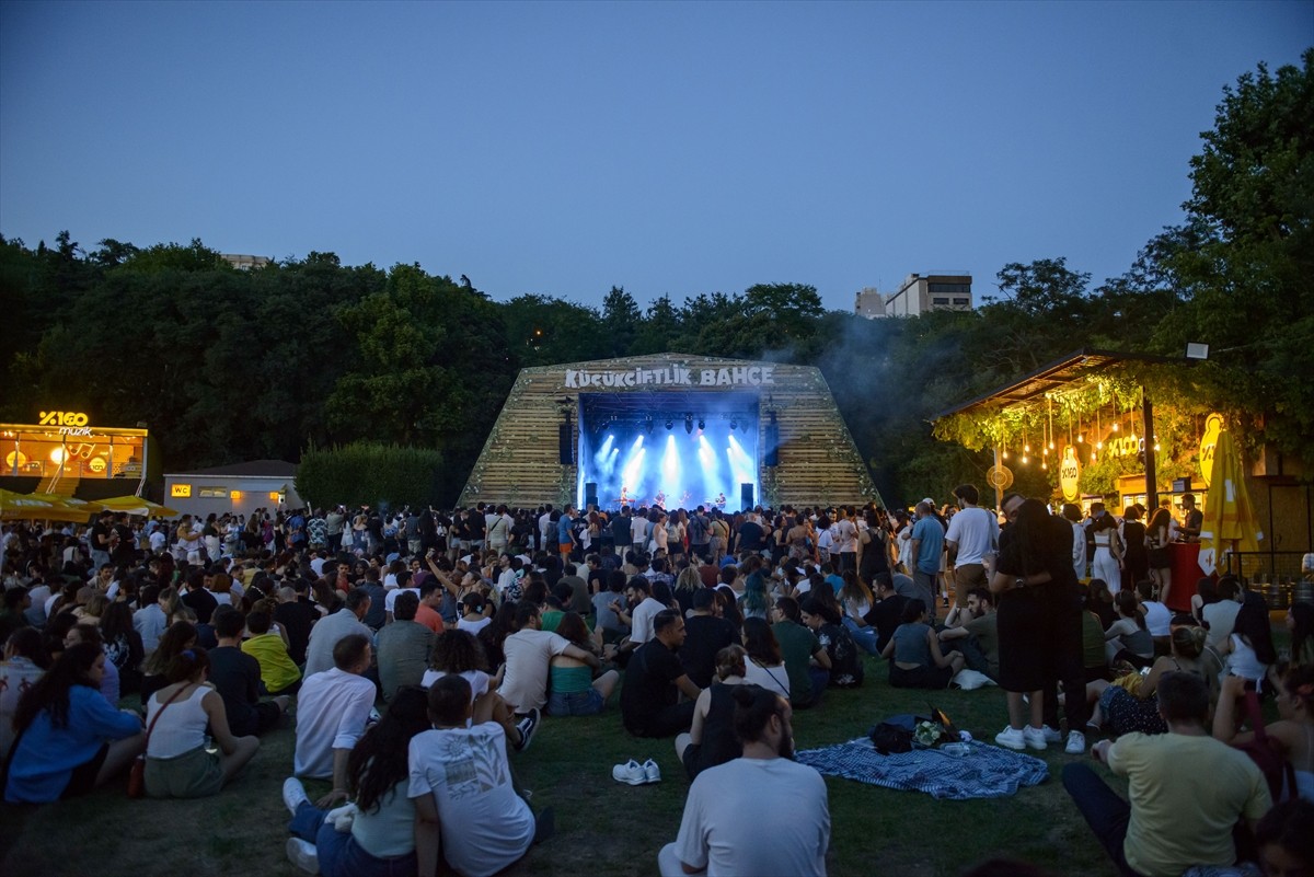 İzlandalı rock grubu Kaleo, KüçükÇiftlik Bahçe'de müzikseverlerle buluştu. Grup "Lonely Cowboy" ve...