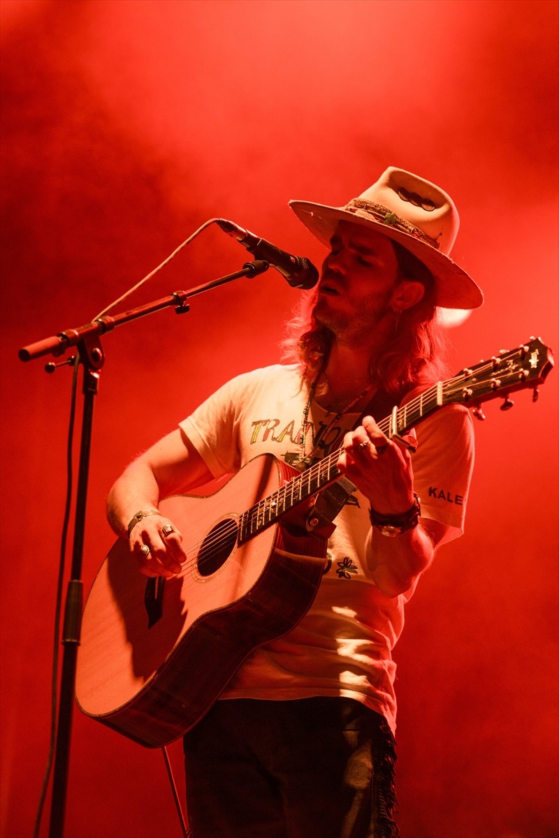 İzlandalı rock grubu Kaleo, KüçükÇiftlik Bahçe'de müzikseverlerle buluştu. Grup "Lonely Cowboy" ve...