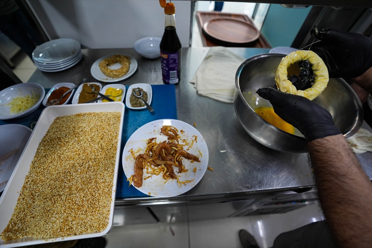 İzmir'de bir balık restoranı, kentte "gevrek" olarak tabir edilen simitten esinlenip levrek...