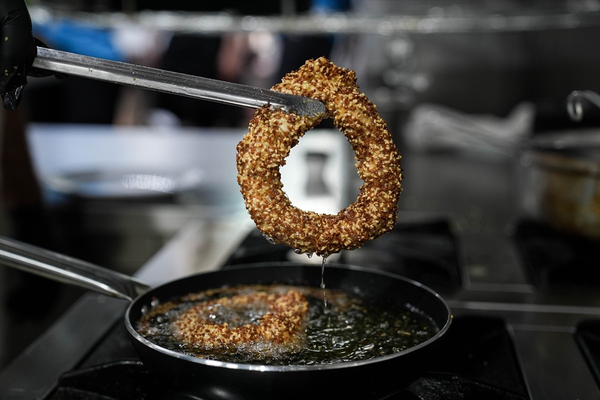 İzmir'de bir balık restoranı, kentte "gevrek" olarak tabir edilen simitten esinlenip levrek...