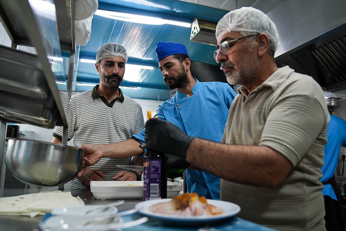 İzmir'de bir balık restoranı, kentte "gevrek" olarak tabir edilen simitten esinlenip levrek...