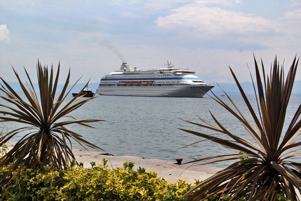 İzmir'in Çeşme ilçesinden hareket eden Panama bandıralı "Astoria Grande" adlı kruvaziyer, Sinop'a...