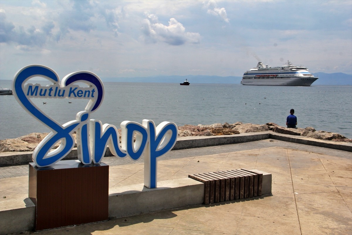 İzmir'in Çeşme ilçesinden hareket eden Panama bandıralı "Astoria Grande" adlı kruvaziyer, Sinop'a...