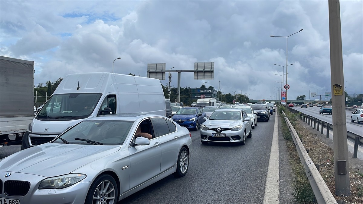 Kartal'da, 3 otomobil ile kamyonetin karıştığı zincirleme trafik kazası nedeniyle D-100 kara...
