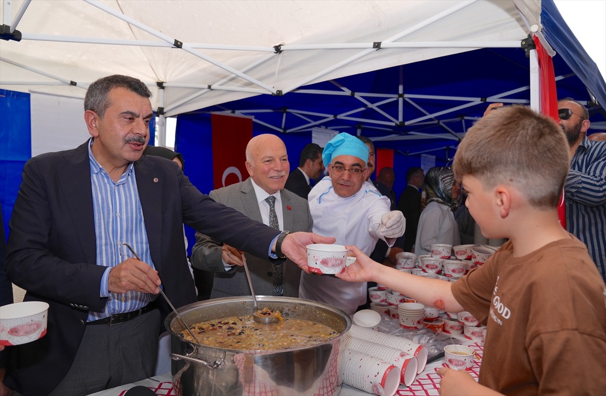 Milli Eğitim Bakanı Yusuf Tekin (solda) memleketi Erzurum'da, muharrem ayı dolayısıyla...