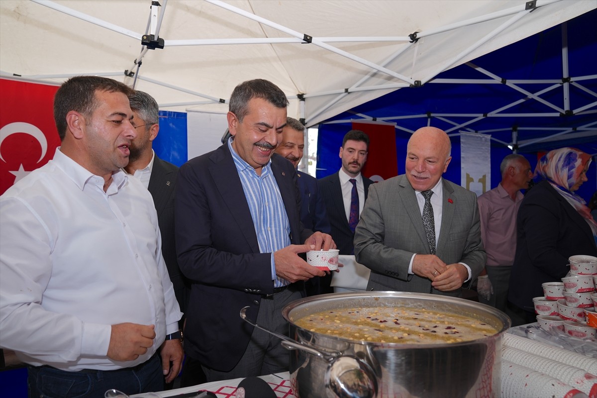 Milli Eğitim Bakanı Yusuf Tekin (solda) memleketi Erzurum'da, muharrem ayı dolayısıyla...