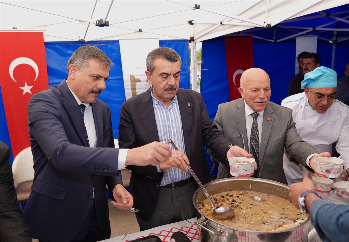 Milli Eğitim Bakanı Yusuf Tekin (solda) memleketi Erzurum'da, muharrem ayı dolayısıyla...