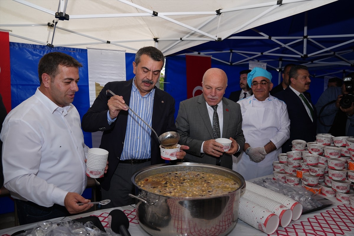 Milli Eğitim Bakanı Yusuf Tekin (solda) memleketi Erzurum'da, muharrem ayı dolayısıyla...