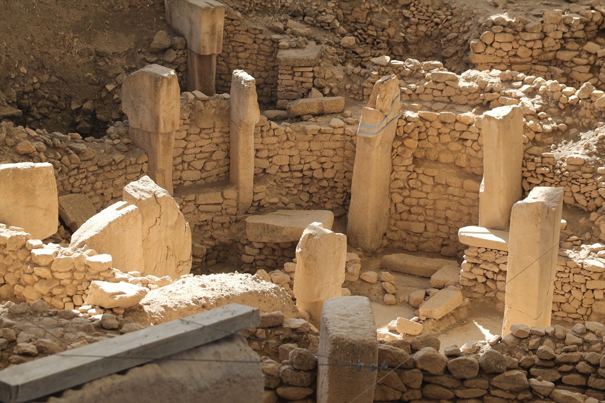 Neolitik Döneme ait kazıların sürdüğü Şanlıurfa'daki Göbeklitepe ve Karahantepe'deki ortaya...