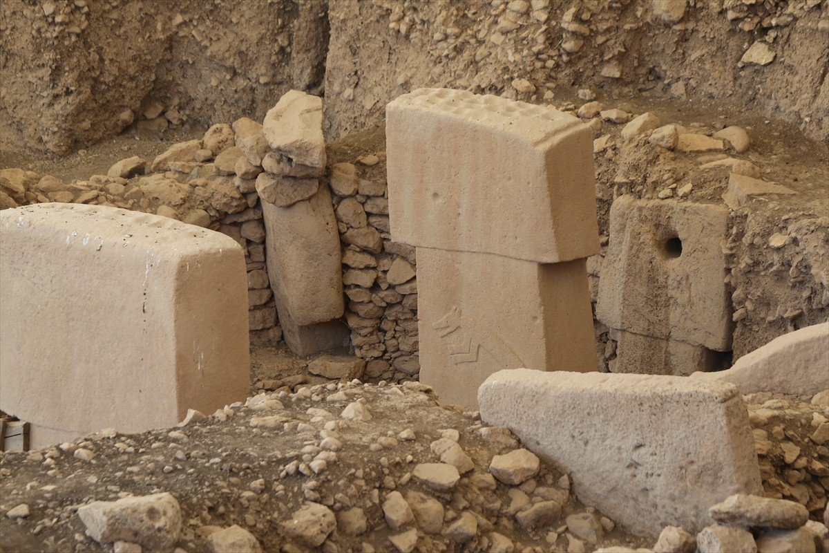Neolitik Döneme ait kazıların sürdüğü Şanlıurfa'daki Göbeklitepe ve Karahantepe'deki ortaya...