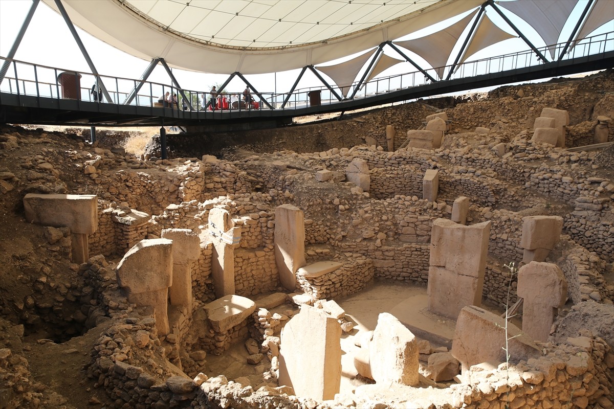 Neolitik Döneme ait kazıların sürdüğü Şanlıurfa'daki Göbeklitepe ve Karahantepe'deki ortaya...