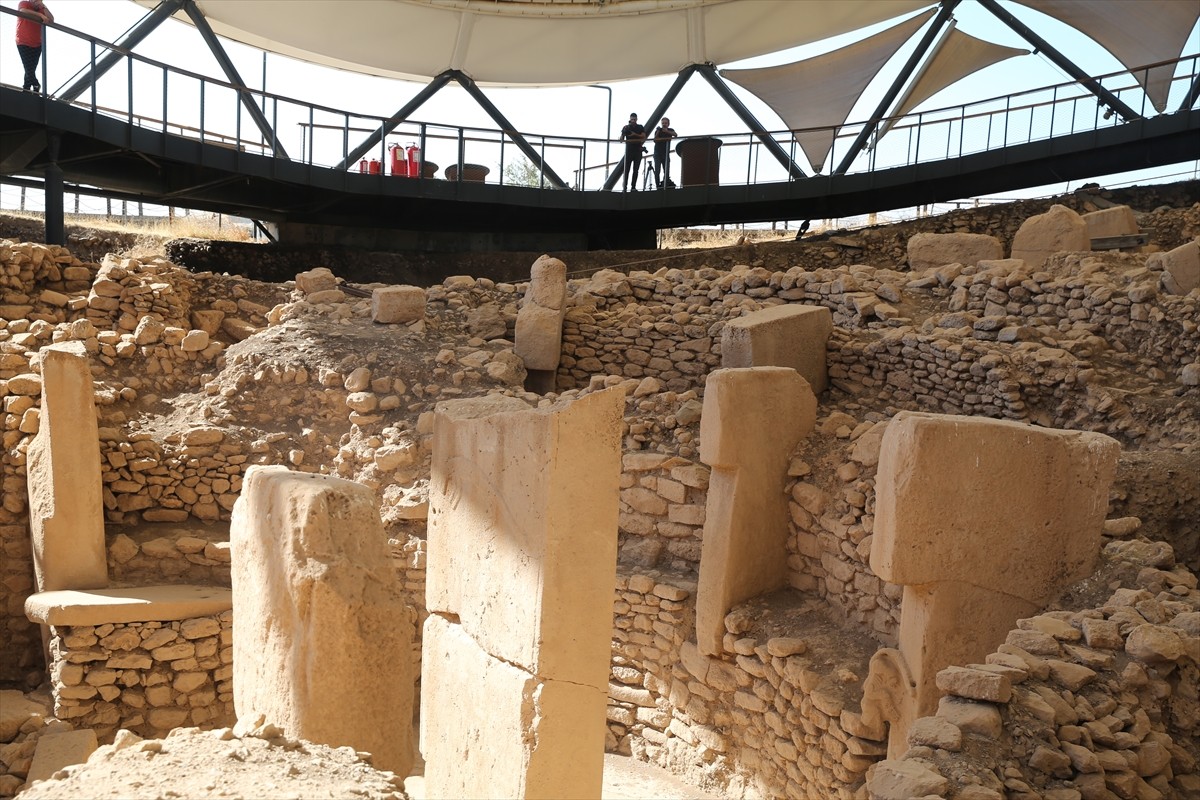Neolitik Döneme ait kazıların sürdüğü Şanlıurfa'daki Göbeklitepe ve Karahantepe'deki ortaya...