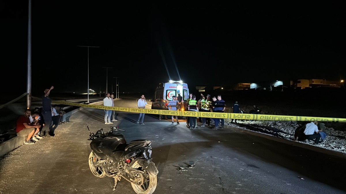 Adıyaman'da devrilen motosikletin sürücüsü hayatını kaybetti. Bölgeye 112 Acil Sağlık, jandarma ve...