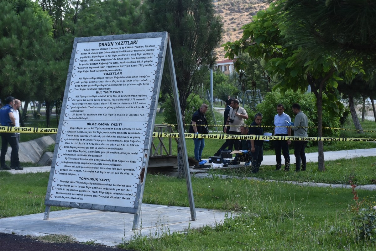 Afyonkarahisar'da bir parkta kavga ettiği kız arkadaşını bıçakla öldüren şüpheli gözaltına...