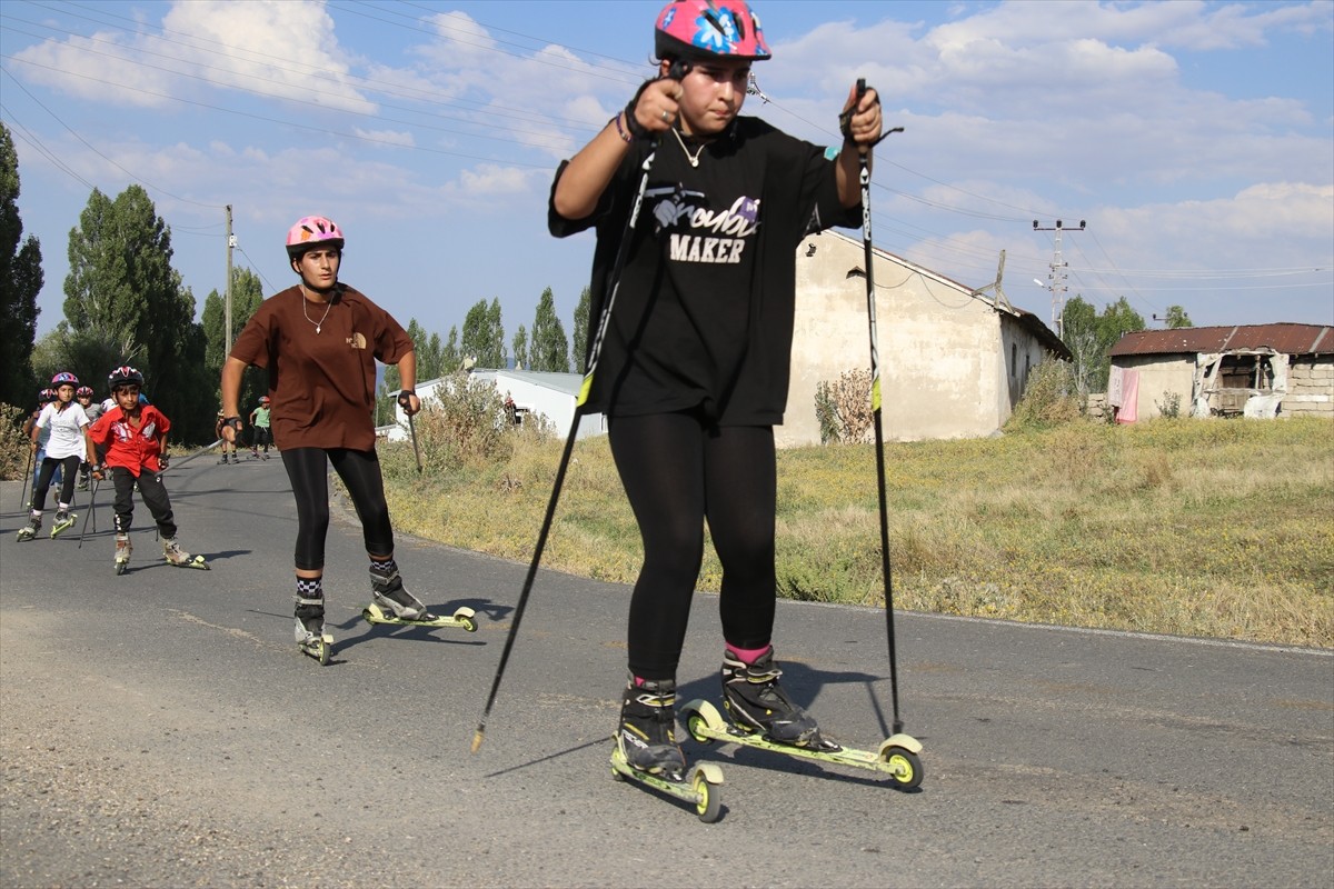 Ağrı Gençlik ve Spor İl Müdürlüğünün 18 yaş altı kayaklı koşu takımında yer alan 40 sporcu, soğuk...