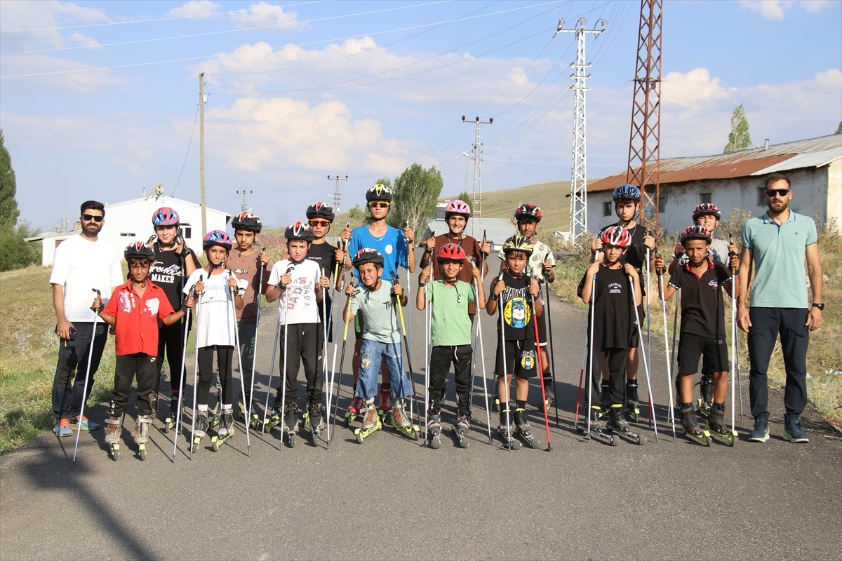 Ağrı Gençlik ve Spor İl Müdürlüğünün 18 yaş altı kayaklı koşu takımında yer alan 40 sporcu, soğuk...