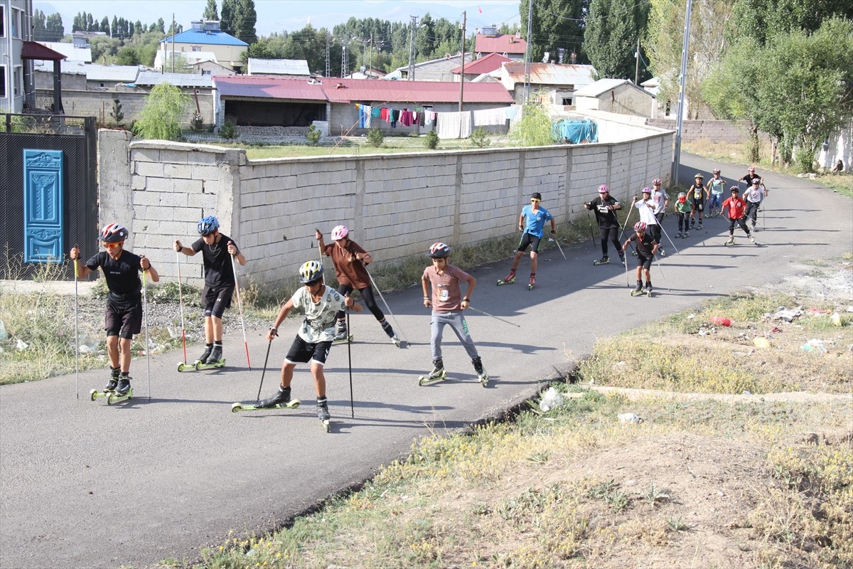 Ağrı Gençlik ve Spor İl Müdürlüğünün 18 yaş altı kayaklı koşu takımında yer alan 40 sporcu, soğuk...
