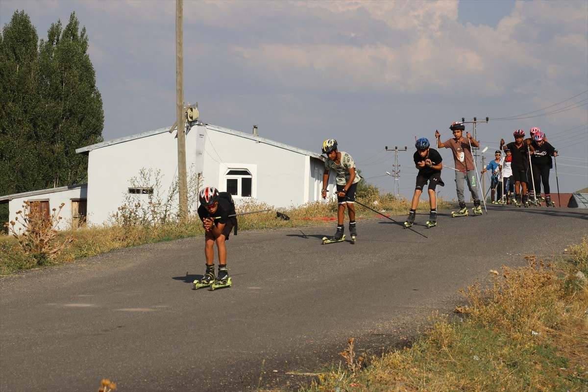 Ağrı Gençlik ve Spor İl Müdürlüğünün 18 yaş altı kayaklı koşu takımında yer alan 40 sporcu, soğuk...