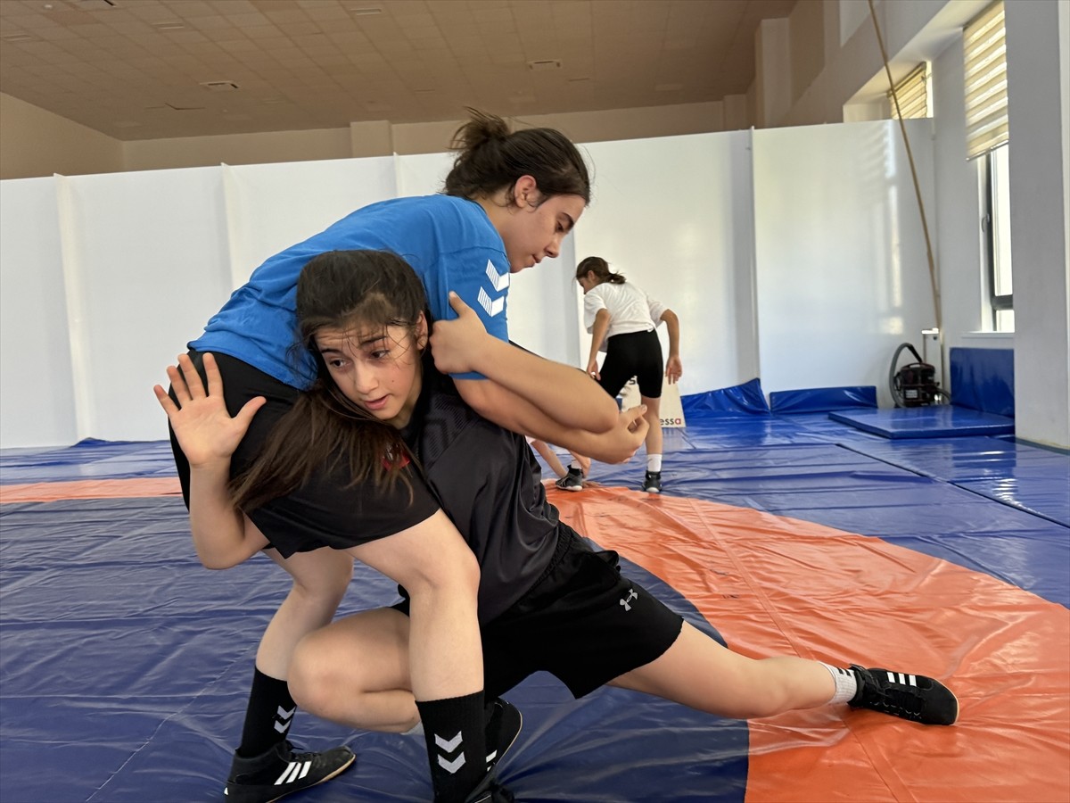 Ankara'da düzenlenen İsmail Demirci U11-U13 Kadınlar Türkiye Güreş Şampiyonası'nda 4 madalya...