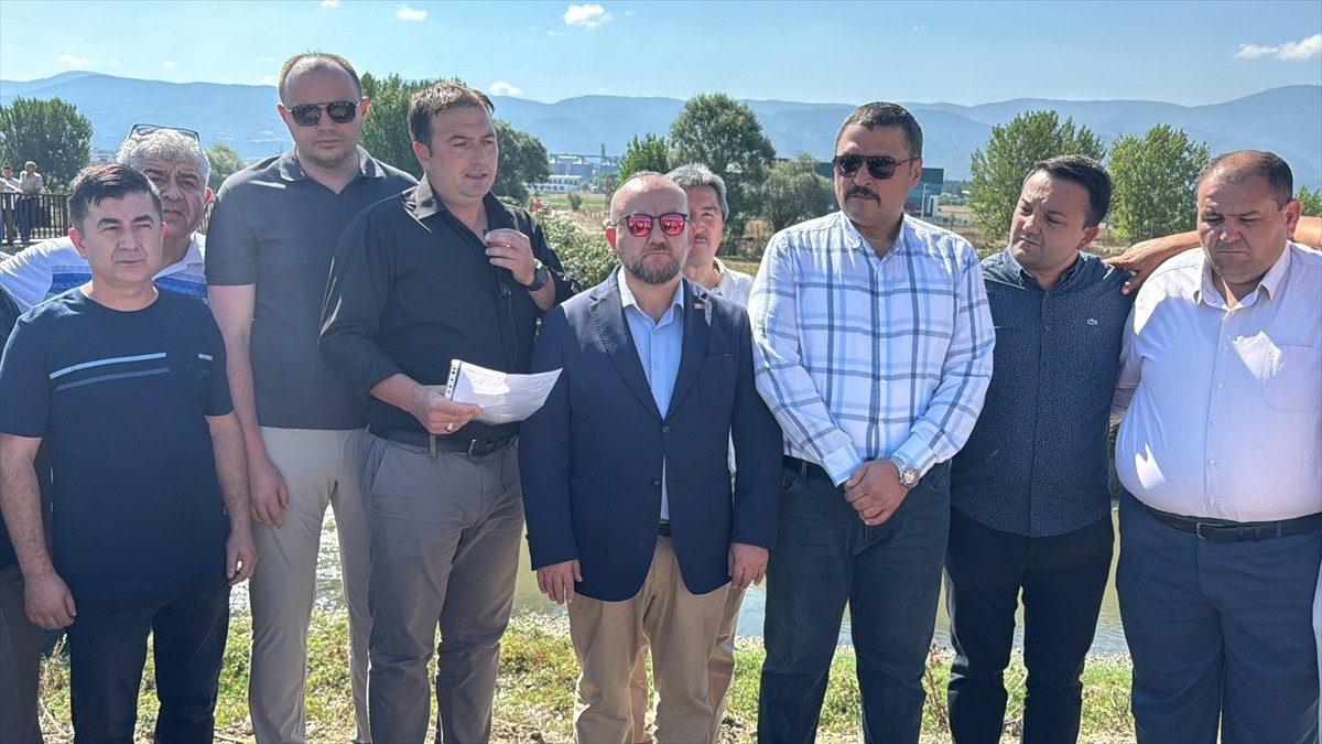  Bolu'da Yeniakçakavak köyü sakinleri, fabrikaların atık bırakması ve belediyenin arıtma tesisinin...