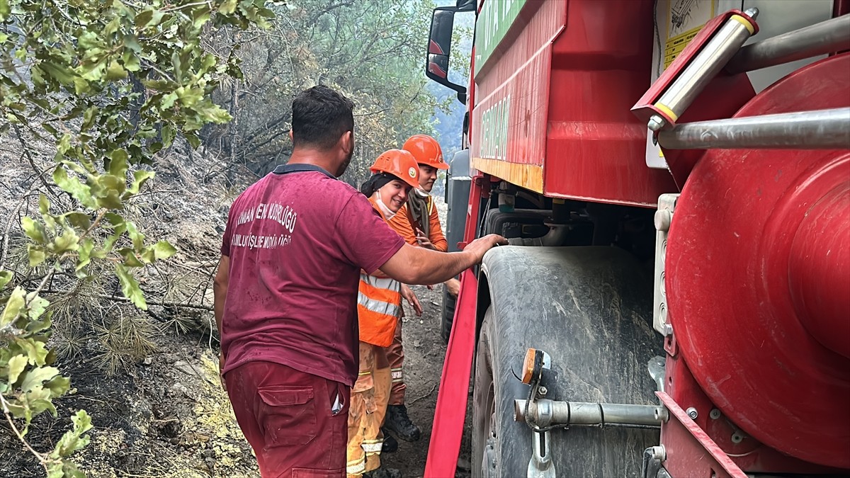 Bolu'nun Göynük ilçesindeki orman yangınını söndürme çalışmalarına aralarında kadınların da olduğu...