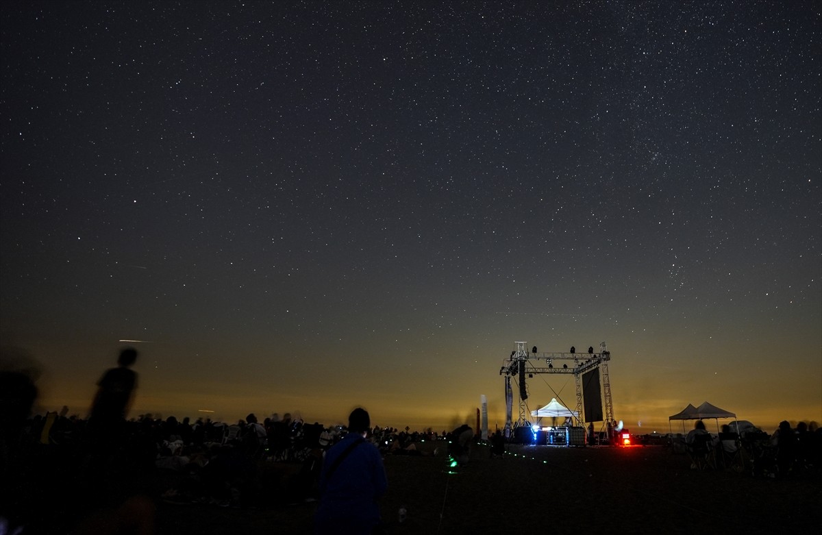 Bursa'nın Karacabey ilçesinde binlerce kişi "Perseid meteor yağmuru"nu gözlemledi. Sosyal medya...