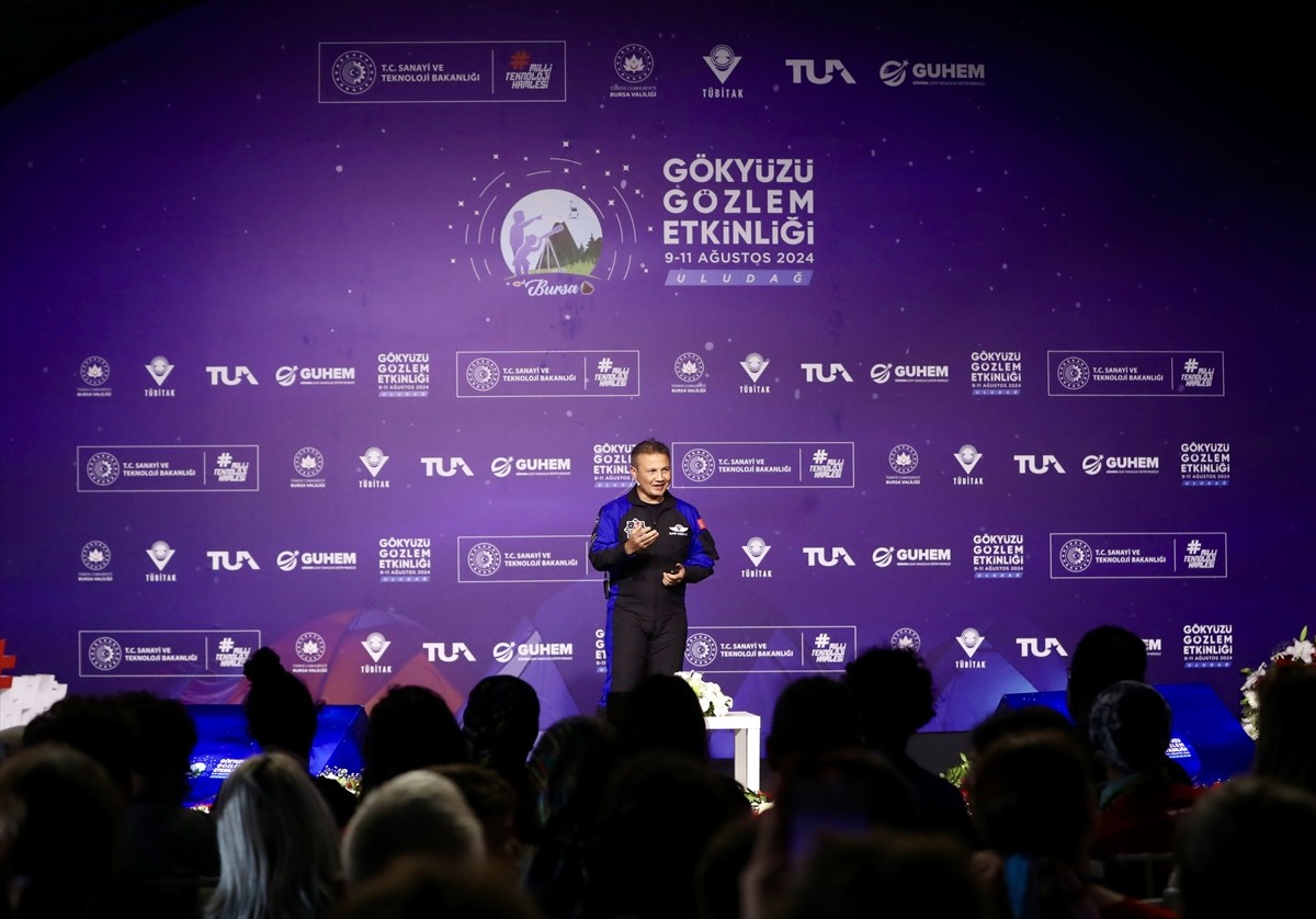 Bursa Uludağ'da düzenlenen TÜBİTAK'ın 26. Gökyüzü Gözlem Etkinliği ikinci gününde de etkinliklerle...