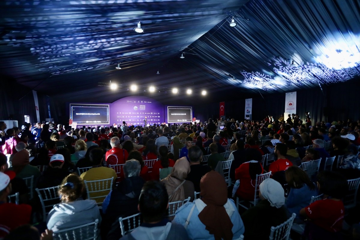 Bursa Uludağ'da düzenlenen TÜBİTAK'ın 26. Gökyüzü Gözlem Etkinliği ikinci gününde de etkinliklerle...