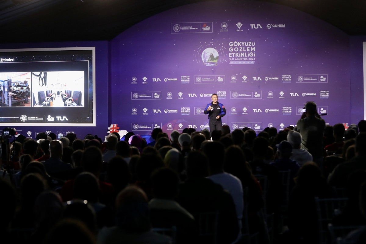 Bursa Uludağ'da düzenlenen TÜBİTAK'ın 26. Gökyüzü Gözlem Etkinliği ikinci gününde de etkinliklerle...