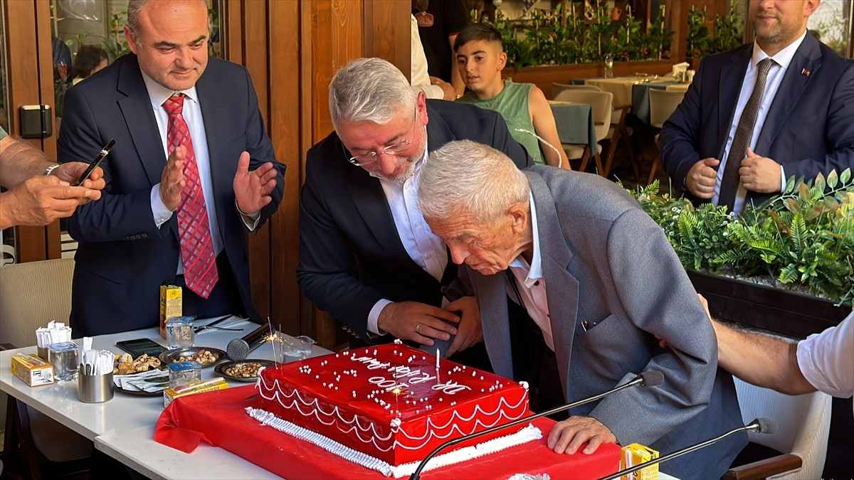 Çorum'da yaklaşık 75 yıl hekimlik yapan ve 100 yaşına giren Doktor Rıfat Patır'ın (fotoğrafta)...