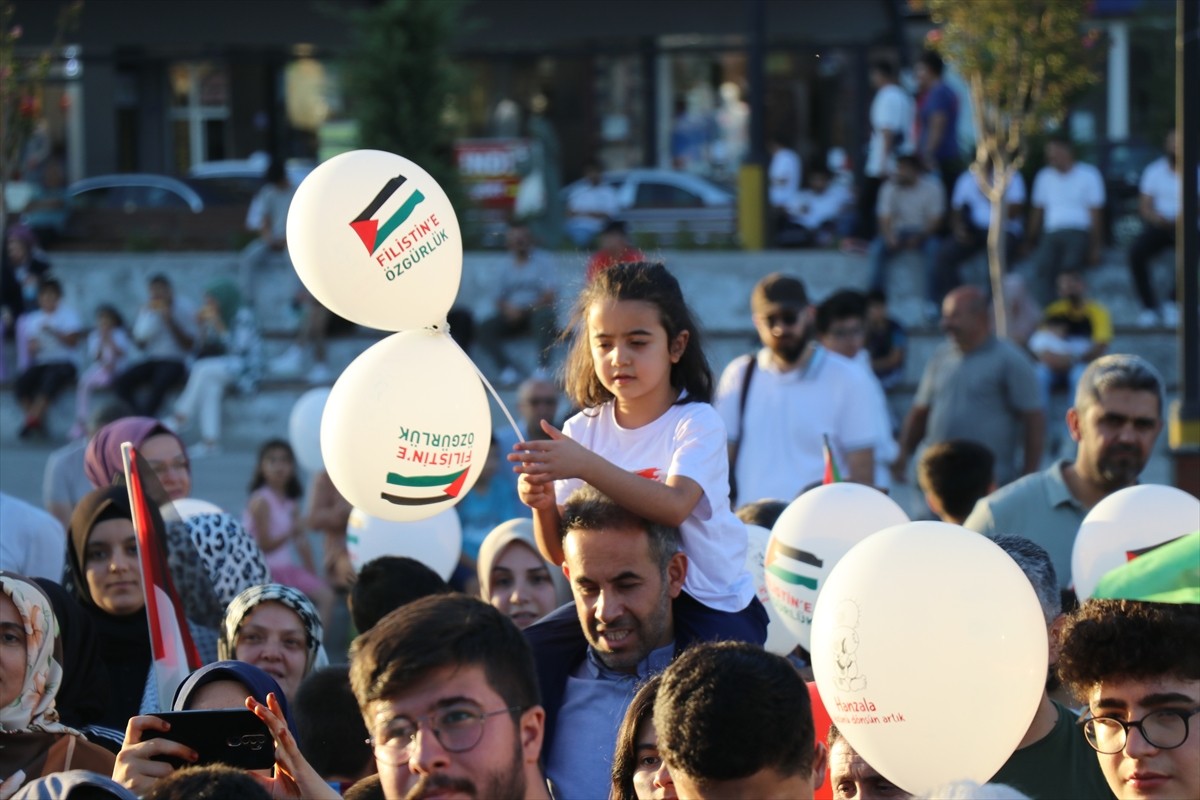 Elazığ'da bir grup çocuk, İsrail'in saldırılarını sürdürdüğü Gazze'de hayatını kaybeden...