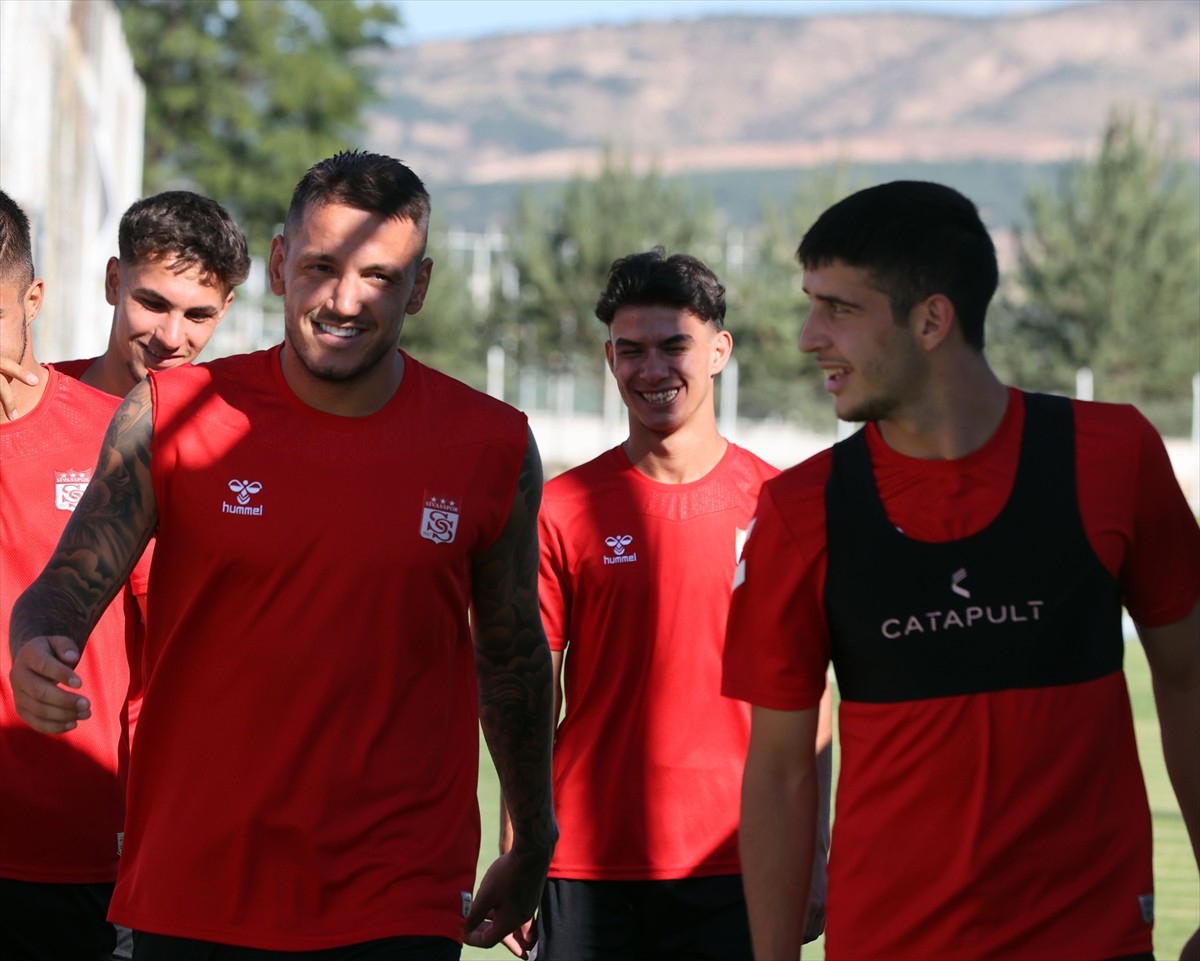 EMS Yapı Sivasspor, yeni sezon hazırlıklarına devam etti. Antrenmana Rey Manaj (solda) da...