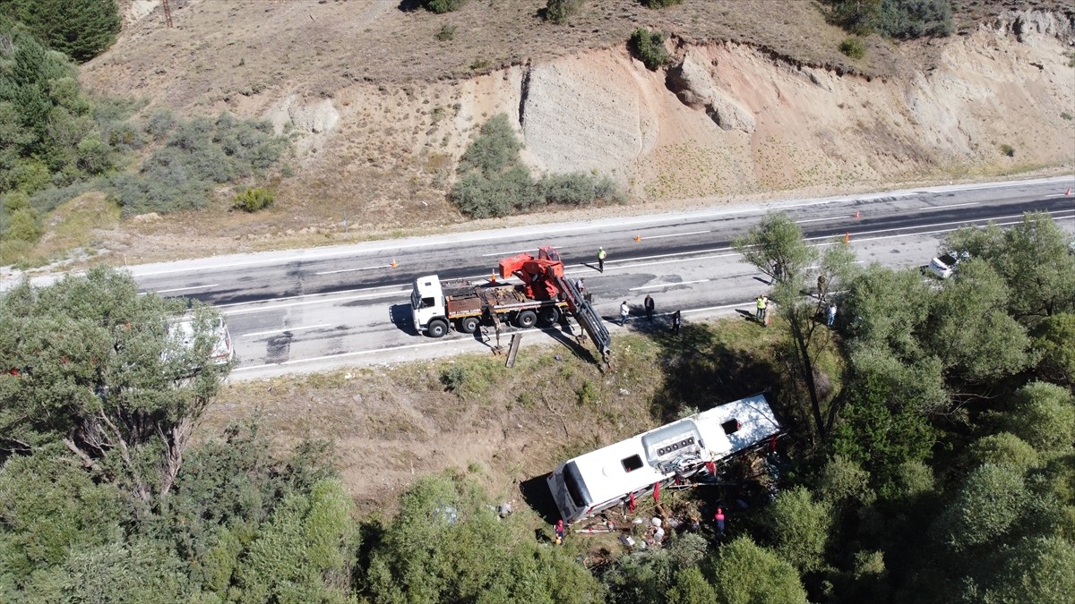 Erzincan'ın Refahiye ilçesinde yolcu otobüsünün devrilmesi sonucu 1 kişi hayatını kaybetti, 33...