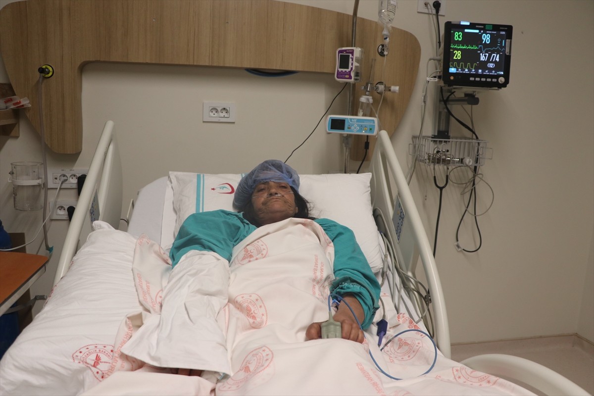 Erzurum'da hayvanlara saman verirken balyadan çıkan yılanın kolunu ısırdığı 61 yaşındaki Saraynaz...