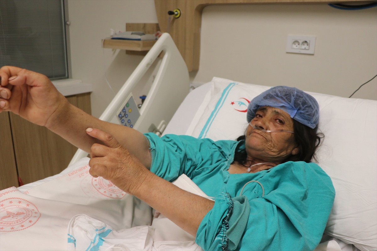 Erzurum'da hayvanlara saman verirken balyadan çıkan yılanın kolunu ısırdığı 61 yaşındaki Saraynaz...