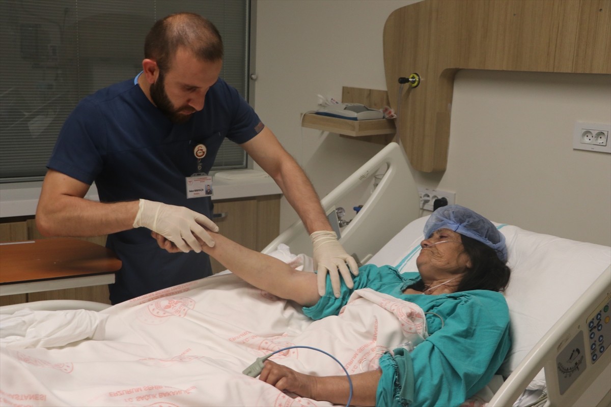 Erzurum'da hayvanlara saman verirken balyadan çıkan yılanın kolunu ısırdığı 61 yaşındaki Saraynaz...